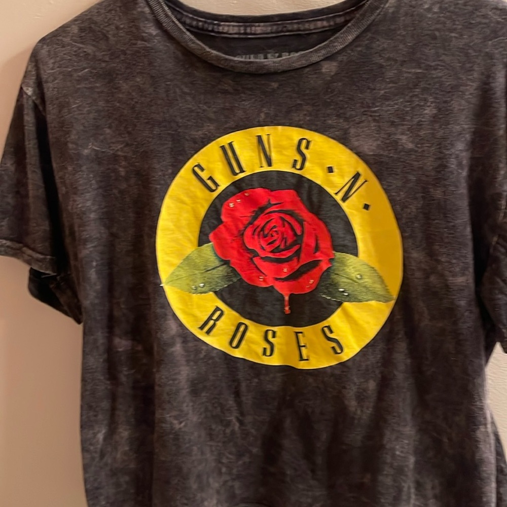 Guns ‘N’Roses
Size large 
cropped t -shirt